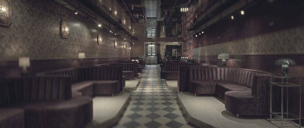 Perspektivische Darstellung der Sitzlandschaft im Bellaria Kino Wien. Die Möblierung entwickelt sich als zusammenhängendes, skulpturales System entlang der Wand und strukturiert den Raum in unterschiedliche Aufenthaltszonen – aha. architektur Andreas Haselgruber