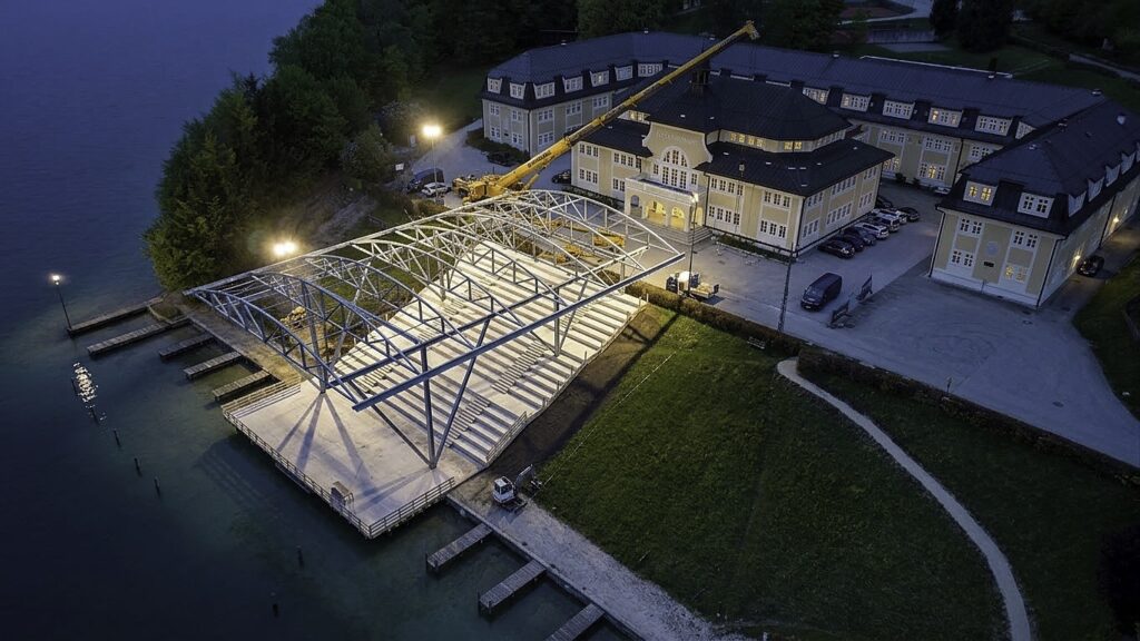 Seebühne Wolfgangsee mit Stahltragwerk und tribünenartiger Ausbildung am Ufer – aha. architektur Andreas Haselgruber